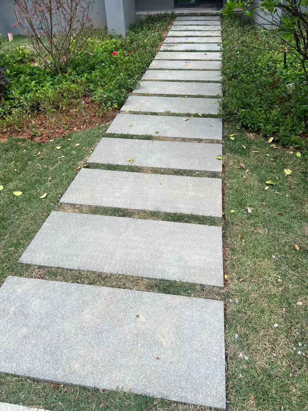 延安 芝麻黑小区踏步、汀步石铺装效果